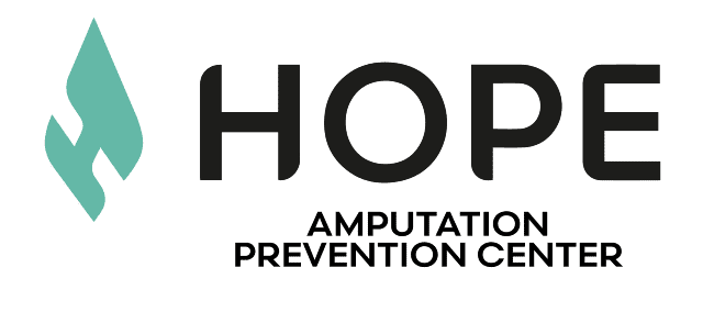 Logotipo del Centro de Prevención de Amputaciones HOPE, en el que aparece un símbolo abstracto de una llama verde a la izquierda del nombre del centro, escrito en negrita y en letra negra.